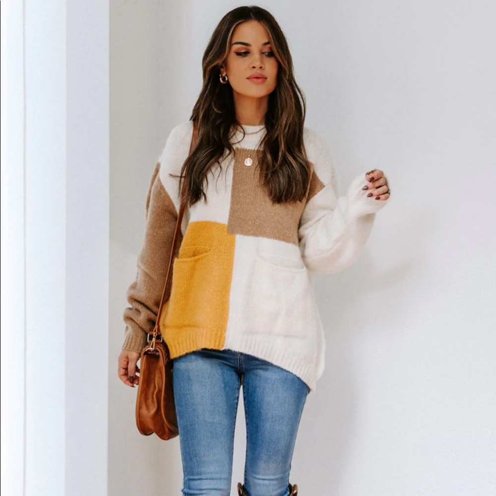 NWT VICI colorblock relaxed fit sweater with front pockets. Size xs, runs big
